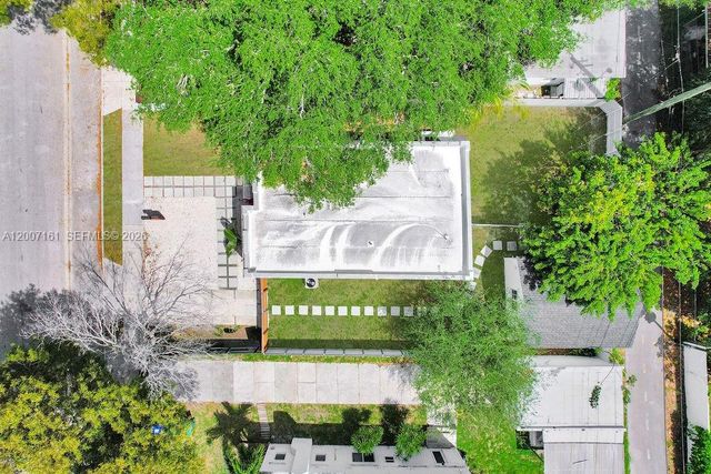 570 NW 48th St, Miami, FL 33127