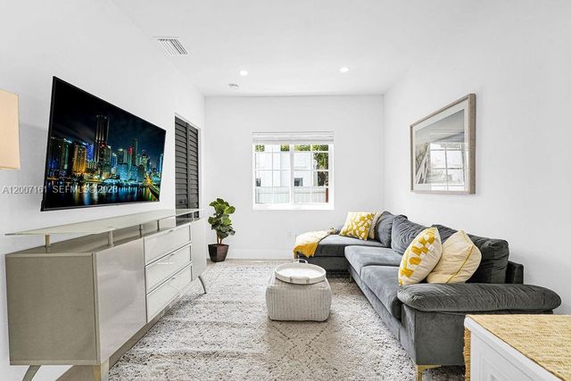 570 NW 48th St, Miami, FL 33127