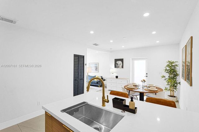 570 NW 48th St, Miami, FL 33127