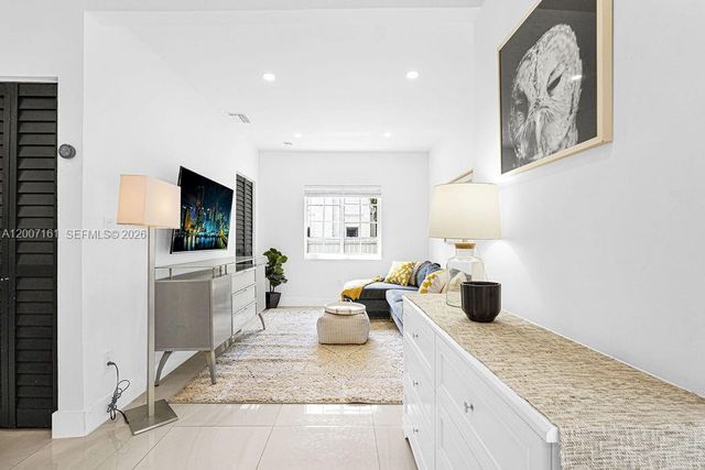 570 NW 48th St, Miami, FL 33127