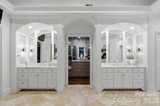 4231 Fox Brook Lane, Charlotte, NC 28211