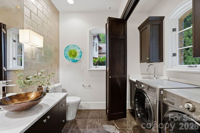 4231 Fox Brook Lane, Charlotte, NC 28211