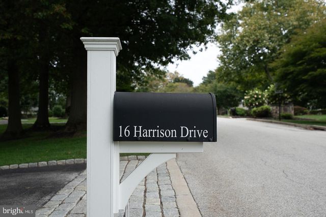 16 HARRISON DR, Newtown Square, PA 19073