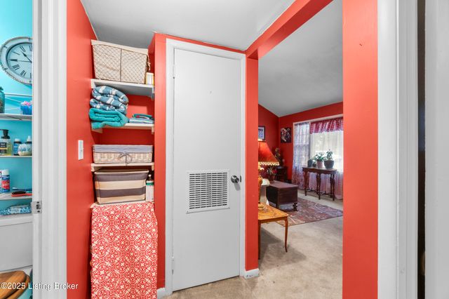 5603 Goldenrod Rd, Louisville, KY 40272