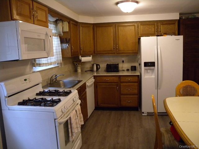43 Washington Heights Street, Selden, NY 11784
