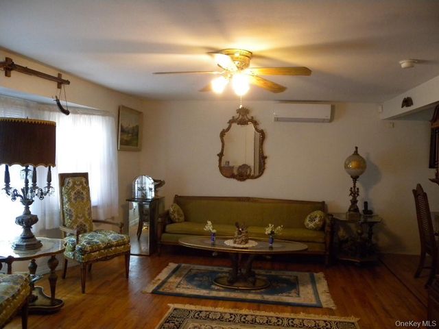43 Washington Heights Street, Selden, NY 11784