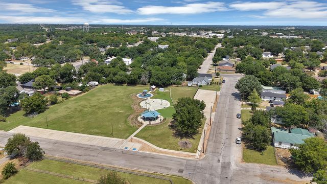 1216 N Elm Street, Weatherford, TX 76086