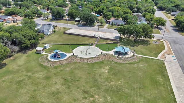 1216 N Elm Street, Weatherford, TX 76086