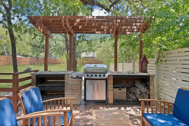 1216 N Elm Street, Weatherford, TX 76086