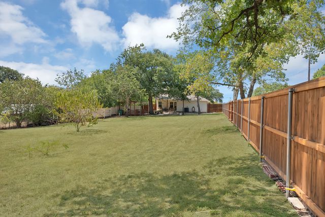 1216 N Elm Street, Weatherford, TX 76086