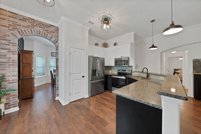 1216 N Elm Street, Weatherford, TX 76086