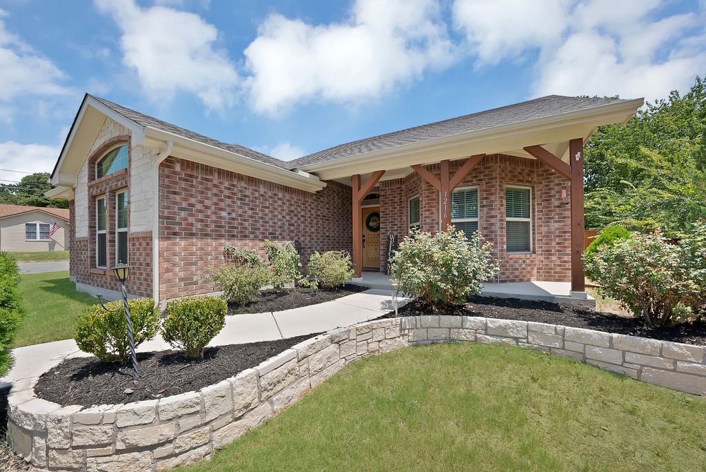 1216 N Elm Street, Weatherford, TX 76086