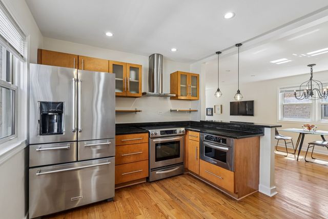 2654 W Catalpa Avenue, Chicago, IL 60625