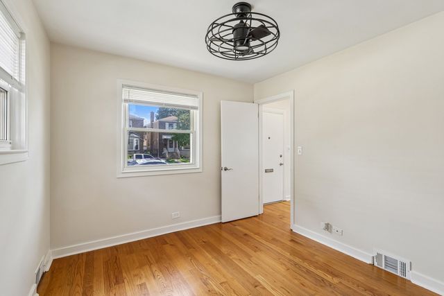 2654 W Catalpa Avenue, Chicago, IL 60625