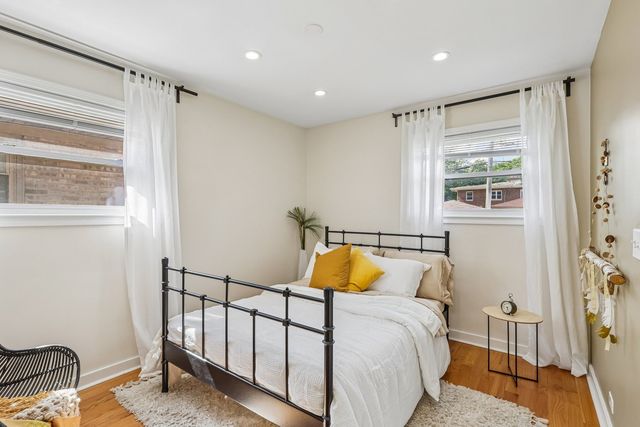 2654 W Catalpa Avenue, Chicago, IL 60625