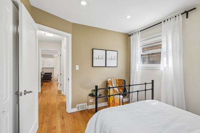 2654 W Catalpa Avenue, Chicago, IL 60625