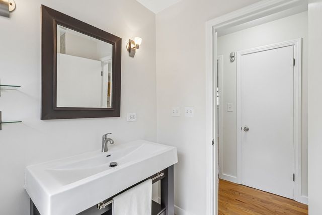 2654 W Catalpa Avenue, Chicago, IL 60625