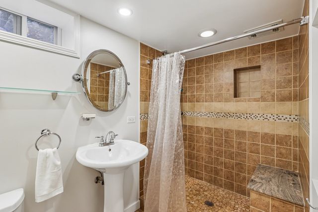 2654 W Catalpa Avenue, Chicago, IL 60625