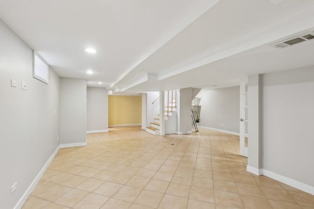 2654 W Catalpa Avenue, Chicago, IL 60625