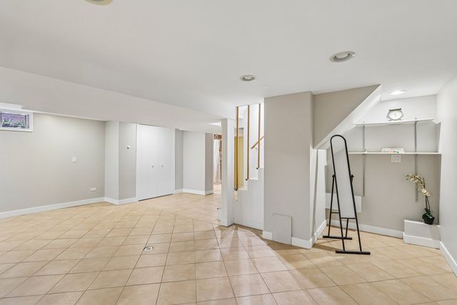 2654 W Catalpa Avenue, Chicago, IL 60625