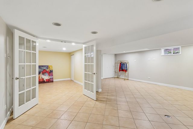2654 W Catalpa Avenue, Chicago, IL 60625