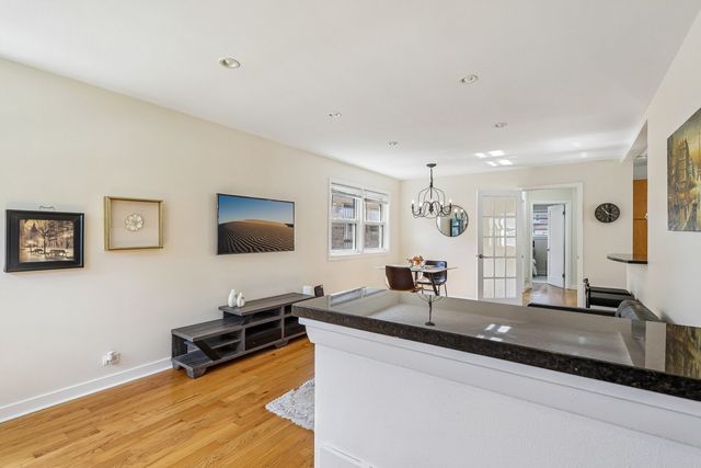 2654 W Catalpa Avenue, Chicago, IL 60625