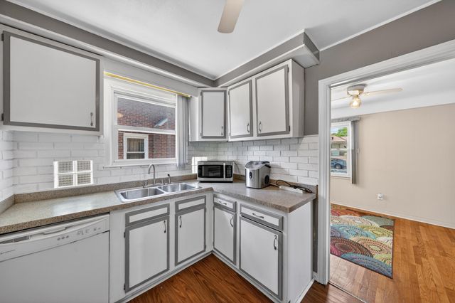 21500 Redmond Avenue, Eastpointe, MI 48021