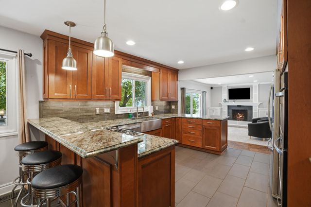 1810 Hickory Bark Lane, Bloomfield Hills, MI 48304