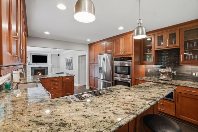 1810 Hickory Bark Lane, Bloomfield Hills, MI 48304