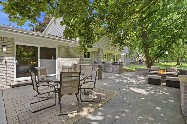 1810 Hickory Bark Lane, Bloomfield Hills, MI 48304