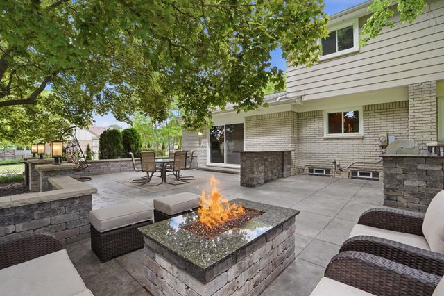 1810 Hickory Bark Lane, Bloomfield Hills, MI 48304