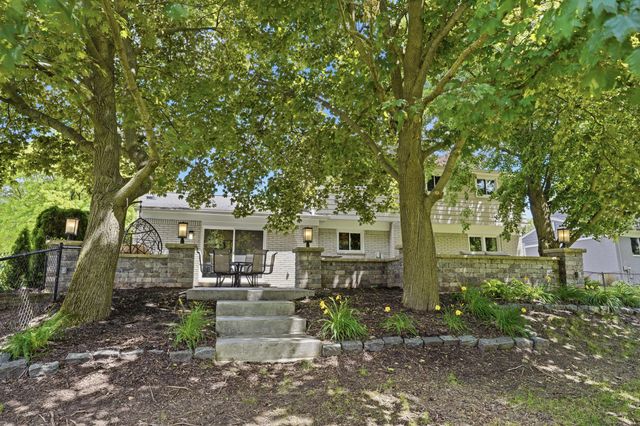 1810 Hickory Bark Lane, Bloomfield Hills, MI 48304