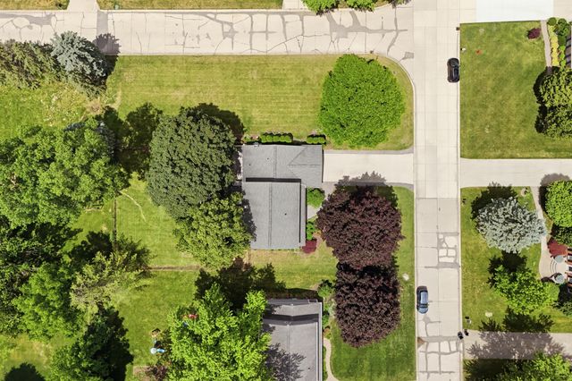 1810 Hickory Bark Lane, Bloomfield Hills, MI 48304