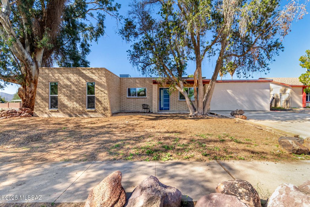 7601 N Shirley Place, Tucson, AZ 85741