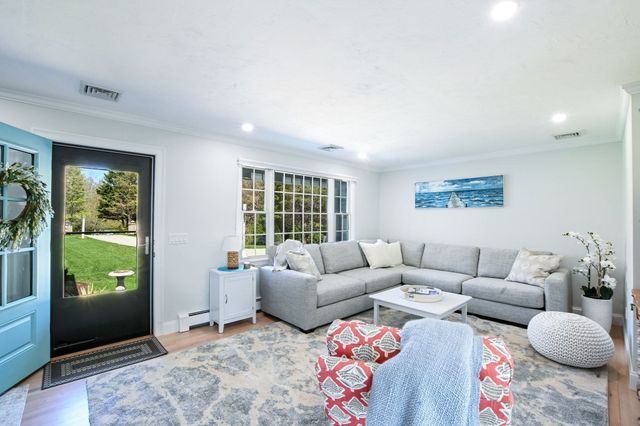 9 Coach Ln, Sandwich, MA 02563
