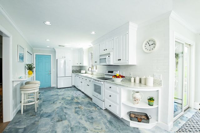 9 Coach Ln, Sandwich, MA 02563