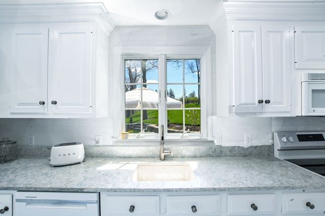 9 Coach Ln, Sandwich, MA 02563