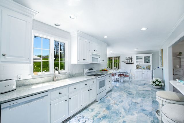 9 Coach Ln, Sandwich, MA 02563