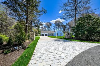 9 Coach Ln, Sandwich, MA 02563