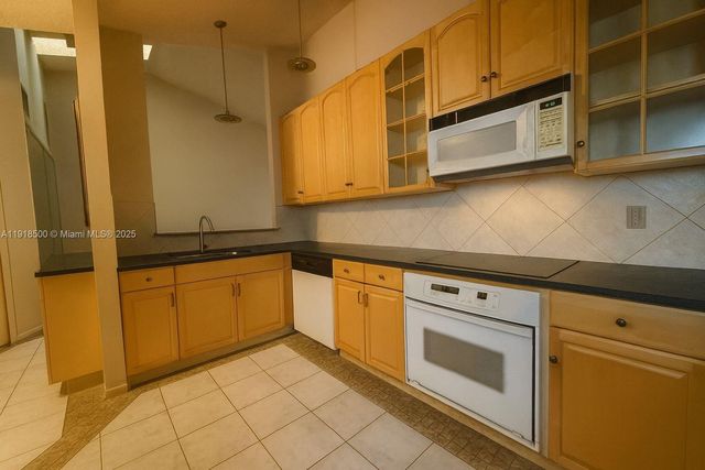 8449 NW 78th Ct, Tamarac, FL 33321