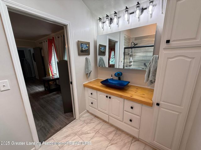 229 Williamsburg Road, Lansing, MI 48917