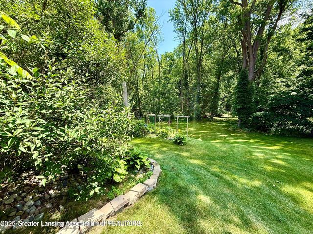 229 Williamsburg Road, Lansing, MI 48917