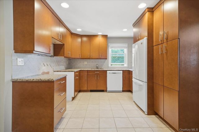 129 Arlyn Drive W, Massapequa, NY 11758