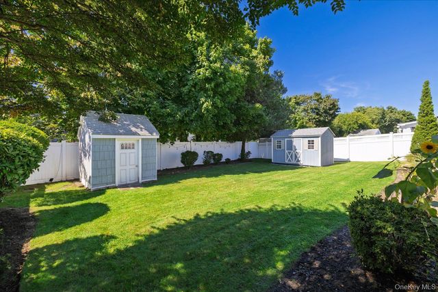 129 Arlyn Drive W, Massapequa, NY 11758