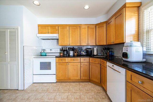 129 Arlyn Drive W, Massapequa, NY 11758