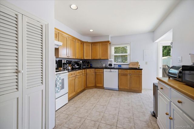 129 Arlyn Drive W, Massapequa, NY 11758