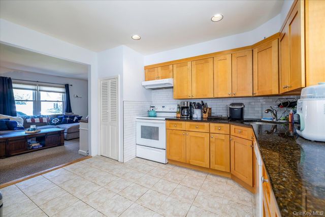 129 Arlyn Drive W, Massapequa, NY 11758