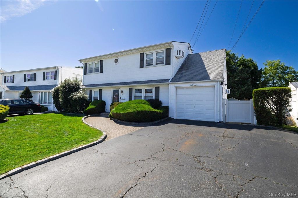 129 Arlyn Drive W, Massapequa, NY 11758 — photo 3