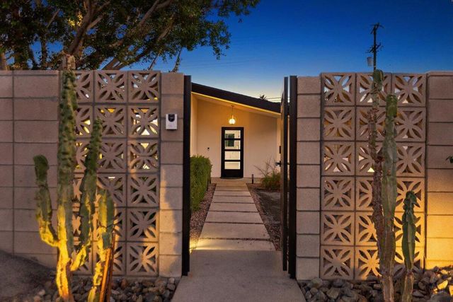 565 W Yorba Road, Palm Springs, CA 92262