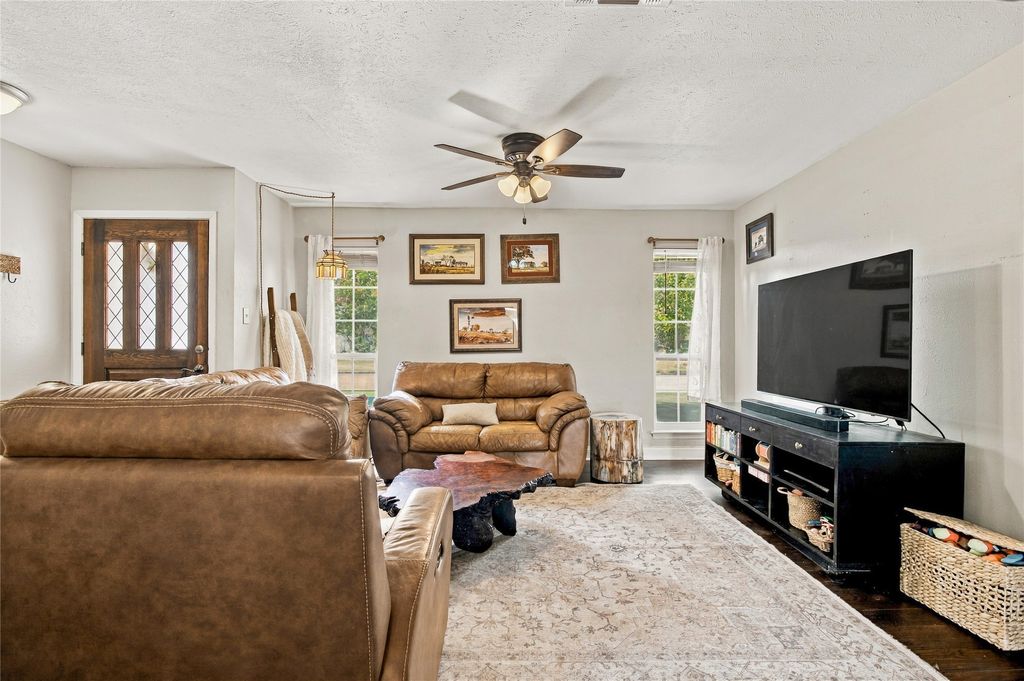 1117 Cozby Street E, Benbrook, TX 76126 — exterior